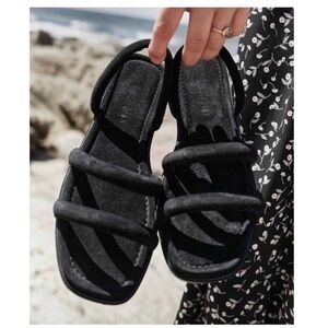 Monroe Sandal in Noir Suede